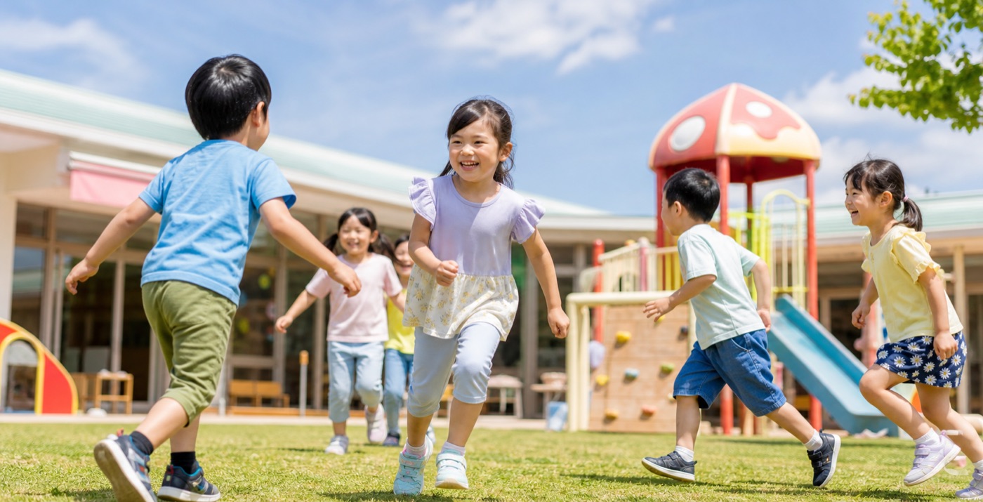 園庭で元気に遊ぶ子どもたち