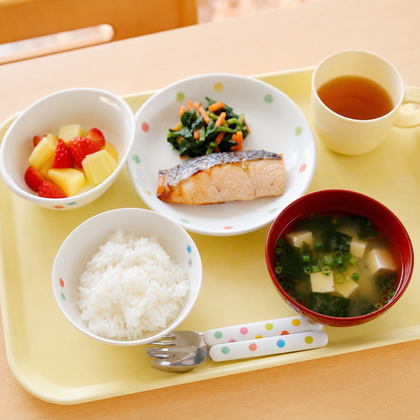 彩りのよい給食トレー