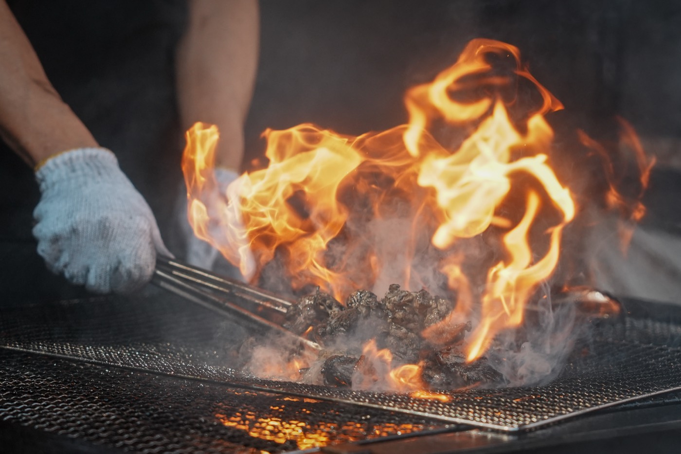 炭火で焼き上げる地鶏